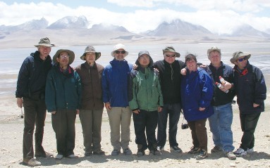 2005年組織西藏地質(zhì)野外研討會(huì)與美國等國部分專家在喜馬拉雅合影（左四為美國Depaolo院士、右四為IGCP430主席Flower教授、左二左三為潘桂棠莫宣學(xué)教授）